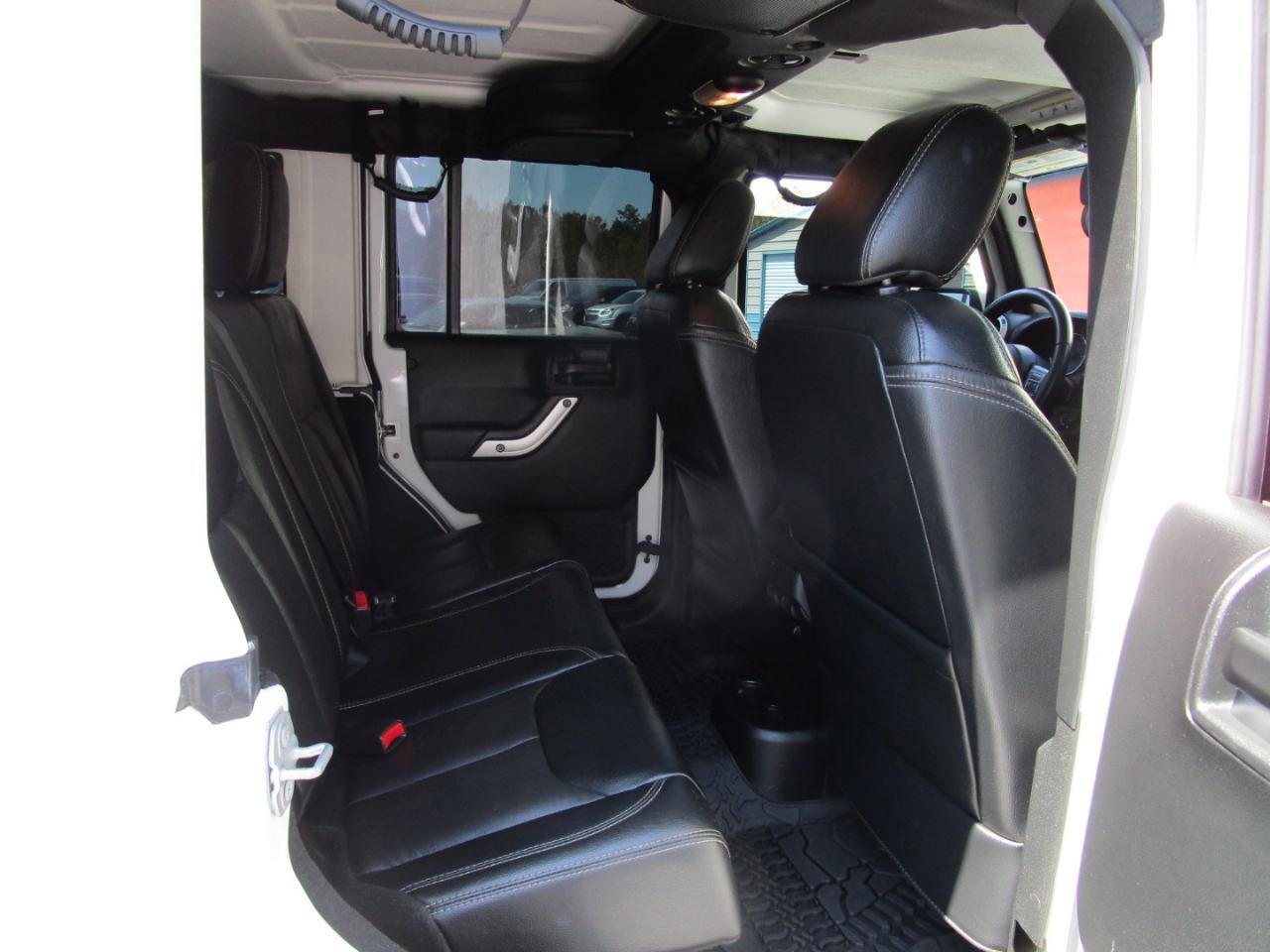 Used 2018 Jeep Wrangler Unlimited Sahara w/ Connectivity Group AWD/4WD image 24