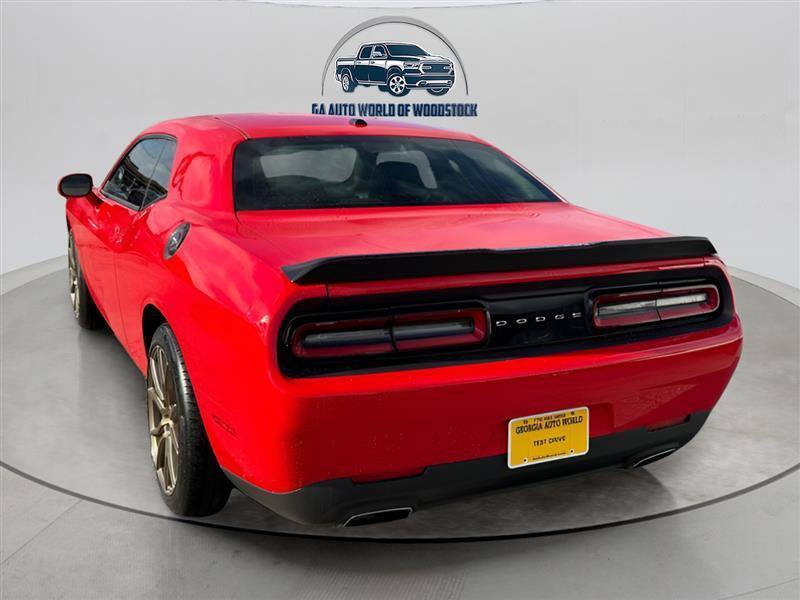 Used 2015 Dodge Challenger SXT RWD image 3
