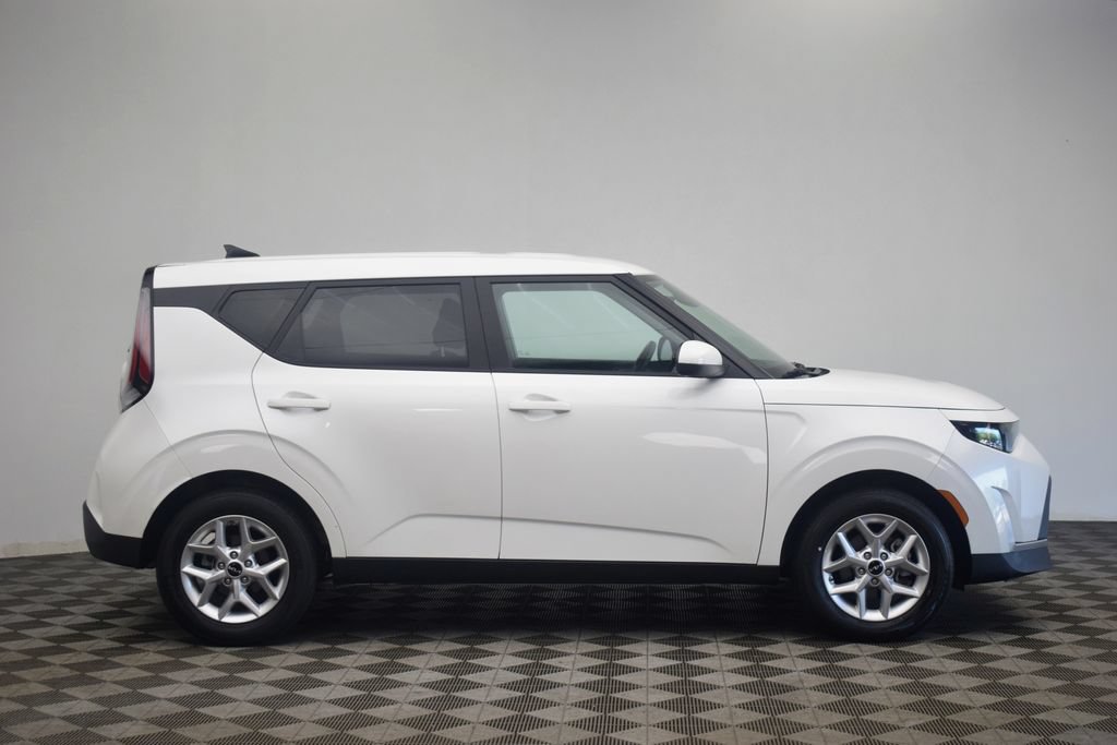 Used 2025 Kia Soul LX w/ LX Technology Package FWD image 12