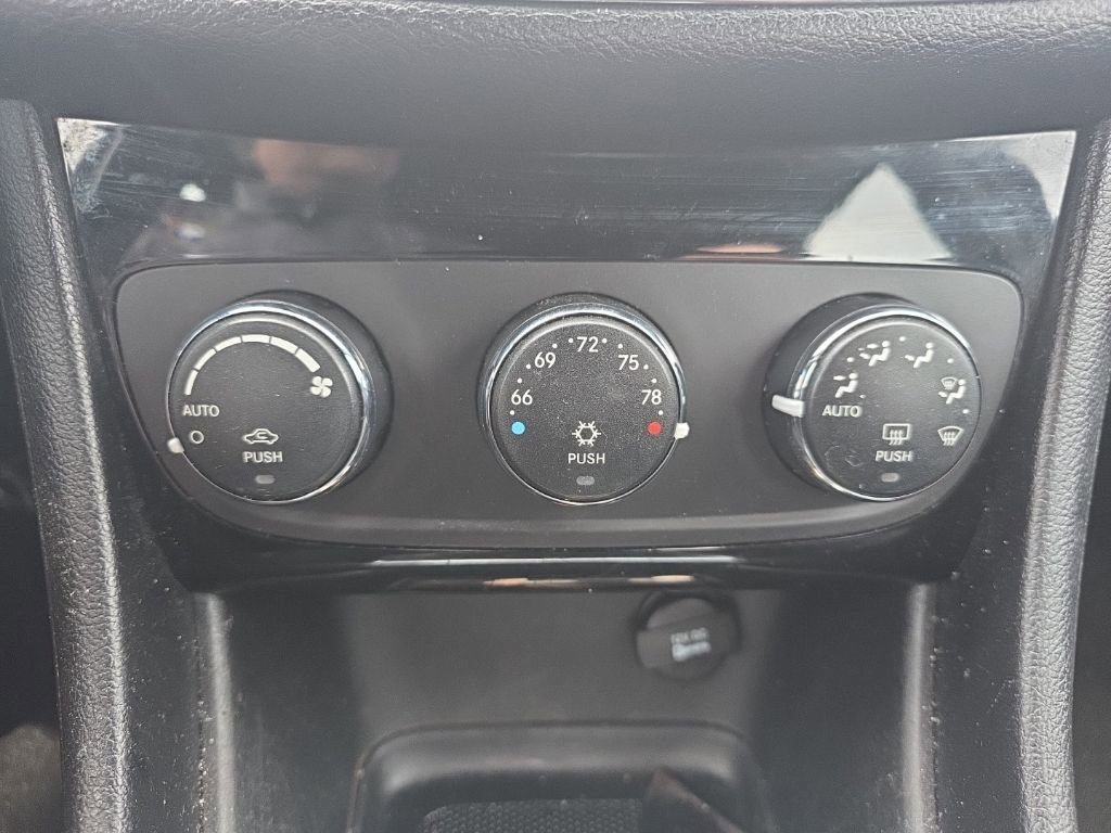 Used 2013 Chrysler 200 Touring image 23