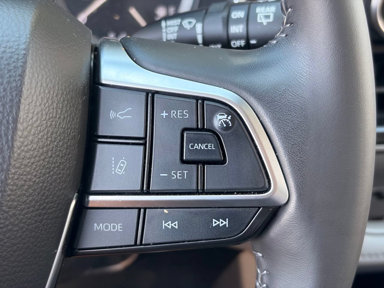 Used 2021 Toyota Highlander XLE AWD/4WD image 23