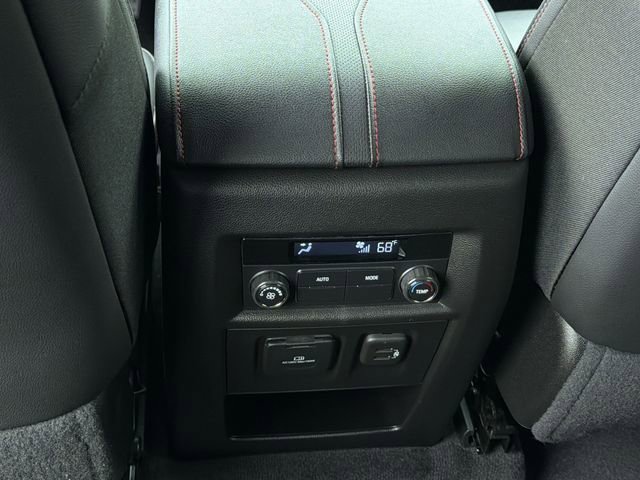 Used 2023 Chevrolet Traverse RS FWD image 18