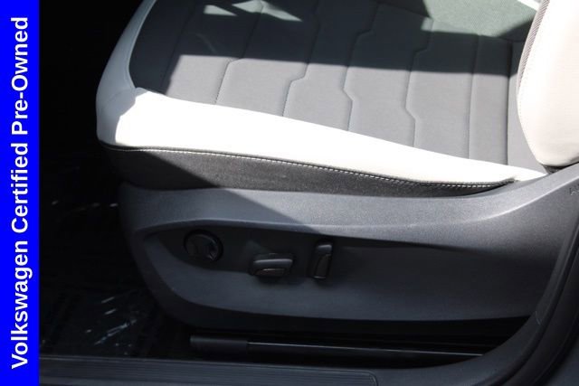 Used 2025 Volkswagen Taos SE w/ Panoramic Sunroof Package FWD image 15