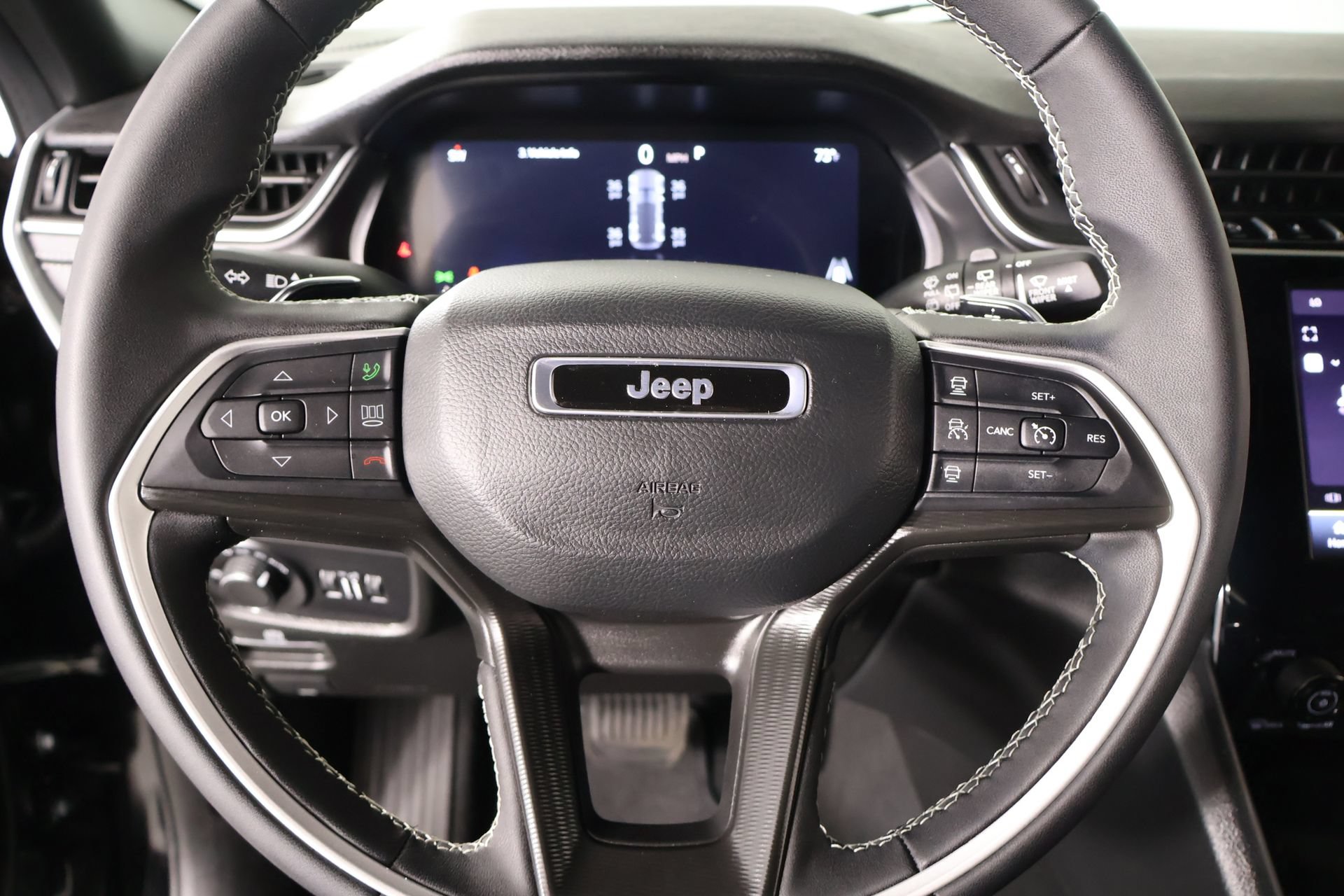 Used 2025 Jeep Grand Cherokee Laredo AWD/4WD image 3