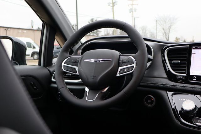 New 2026 Chrysler Pacifica Select FWD image 45