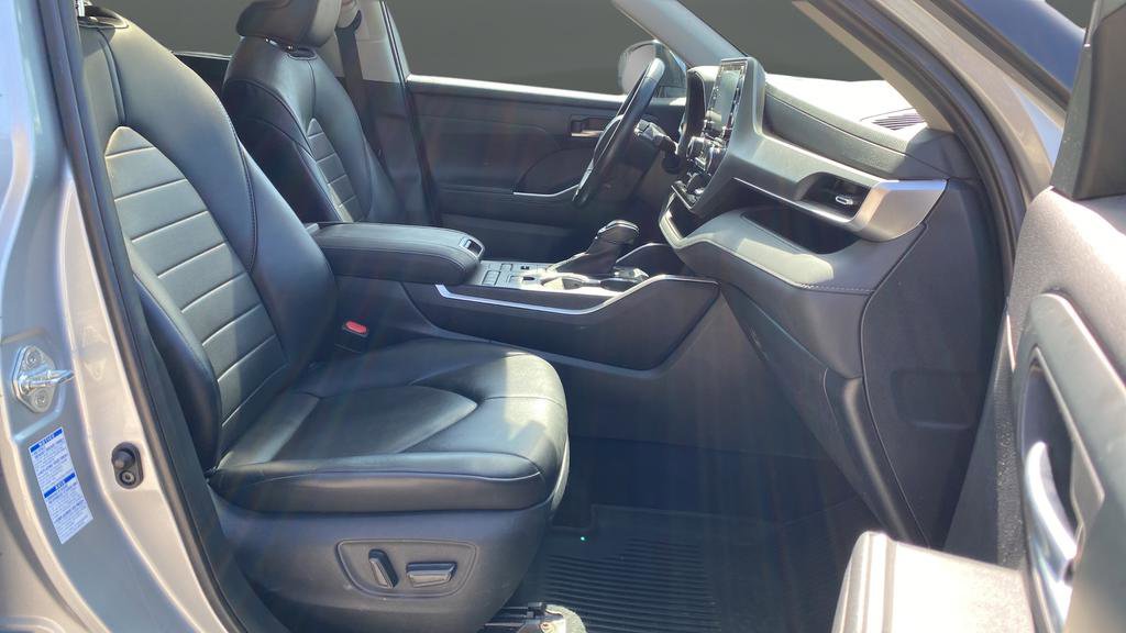 Used 2020 Toyota Highlander XLE image 26