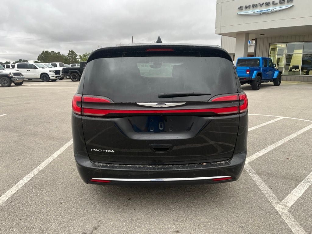 Used 2024 Chrysler Pacifica Touring-L FWD image 4