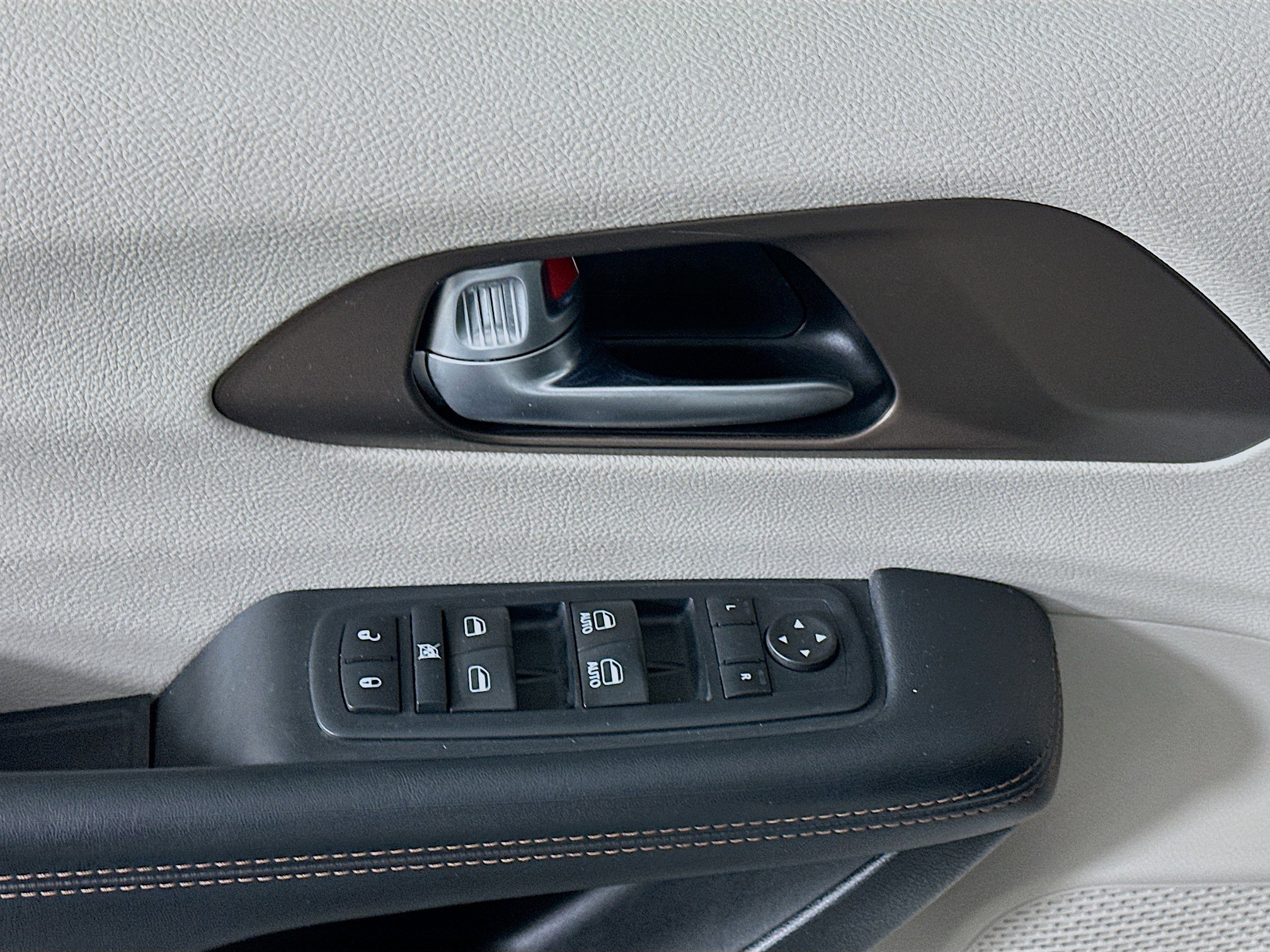 Used 2017 Chrysler Pacifica Touring-L w/ Tire & Wheel Group image 15