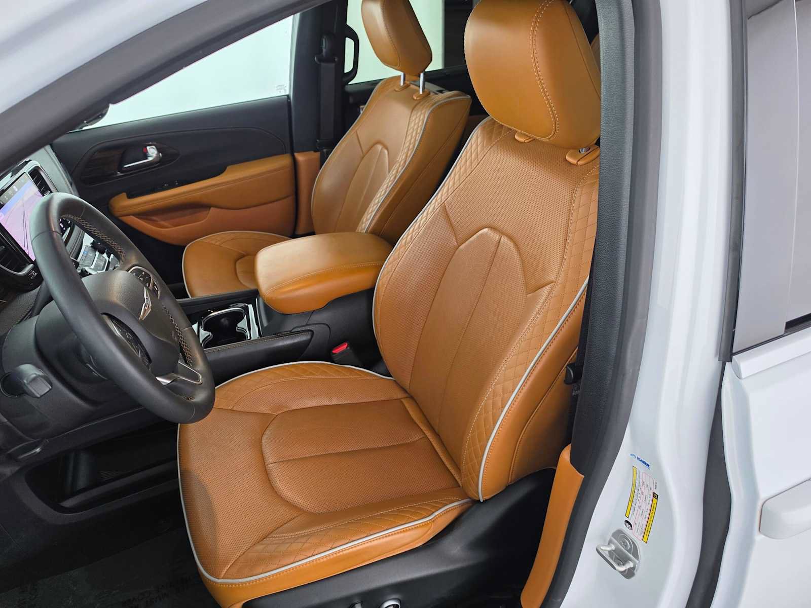 Used 2023 Chrysler Pacifica Pinnacle FWD image 21