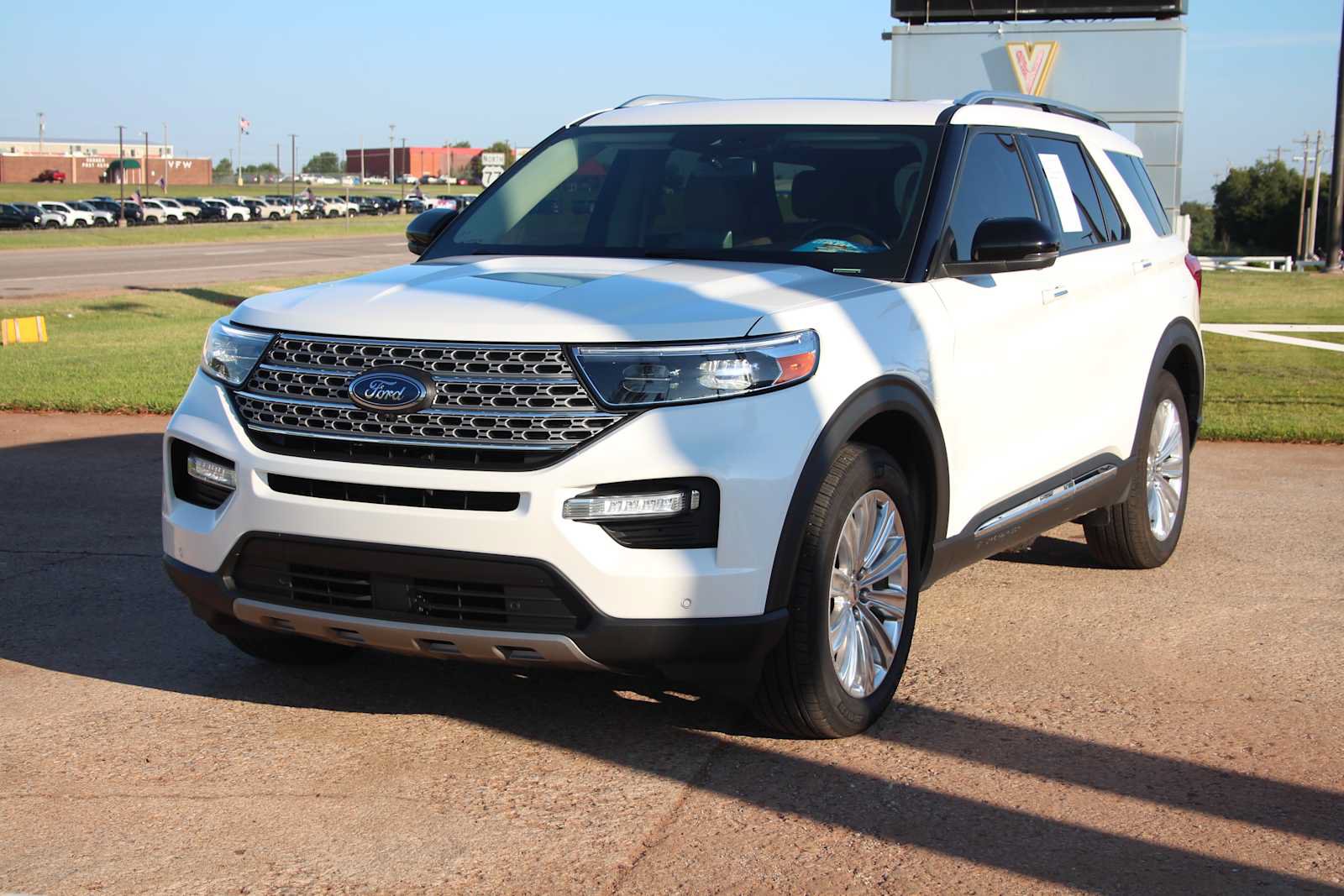Used 2023 Ford Explorer Limited w/ Limited Technology Package AWD/4WD image 4