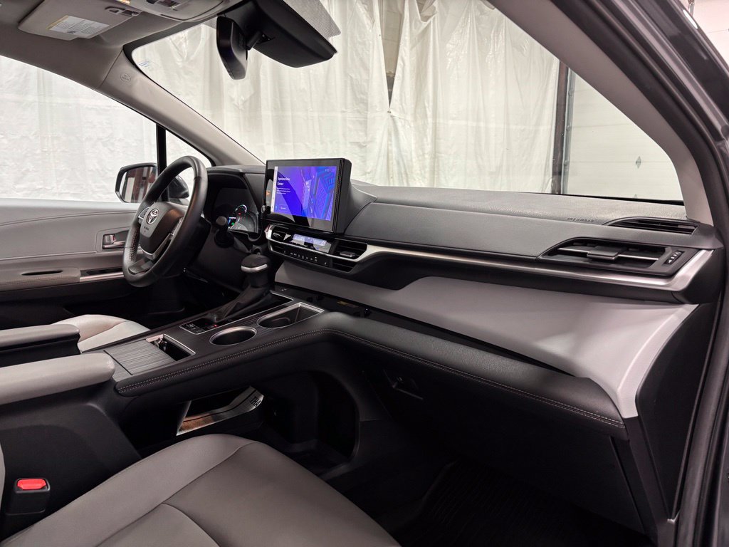 Used 2025 Toyota Sienna XLE AWD/4WD image 66