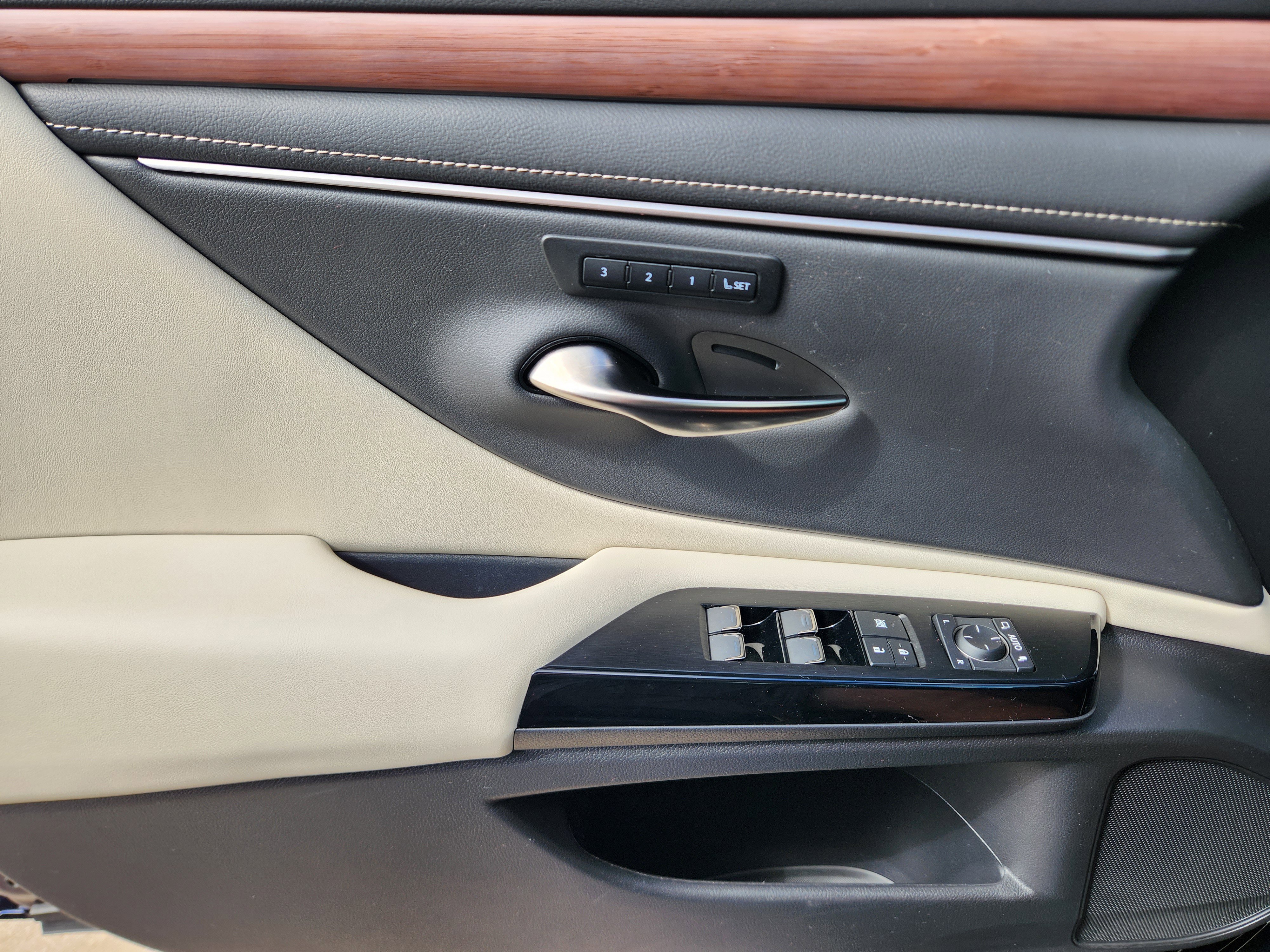 Used 2025 Lexus ES 300h w/ Premium Package image 29