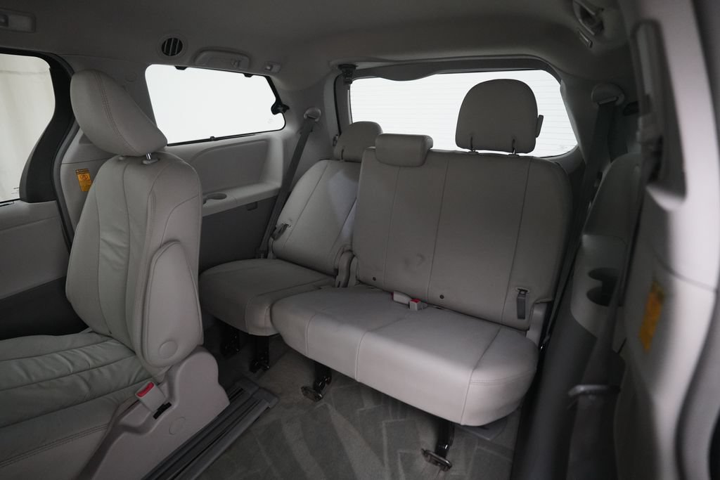 Used 2014 Toyota Sienna XLE FWD image 16