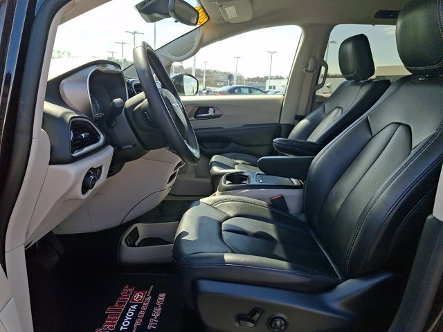 Used 2024 Chrysler Pacifica Touring-L image 14