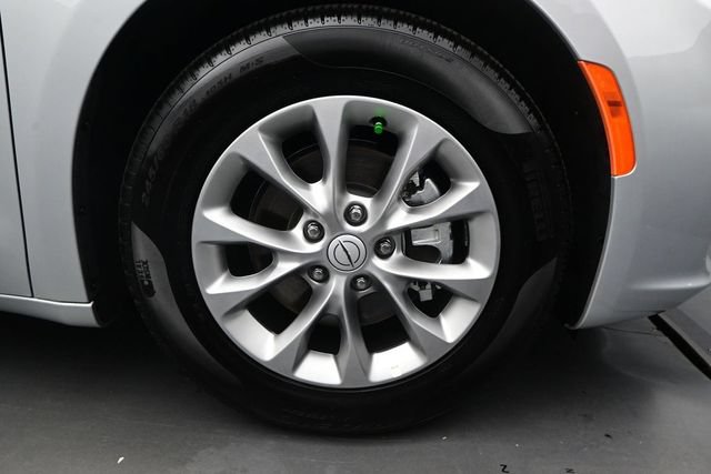 Used 2026 Chrysler Pacifica Limited FWD image 18