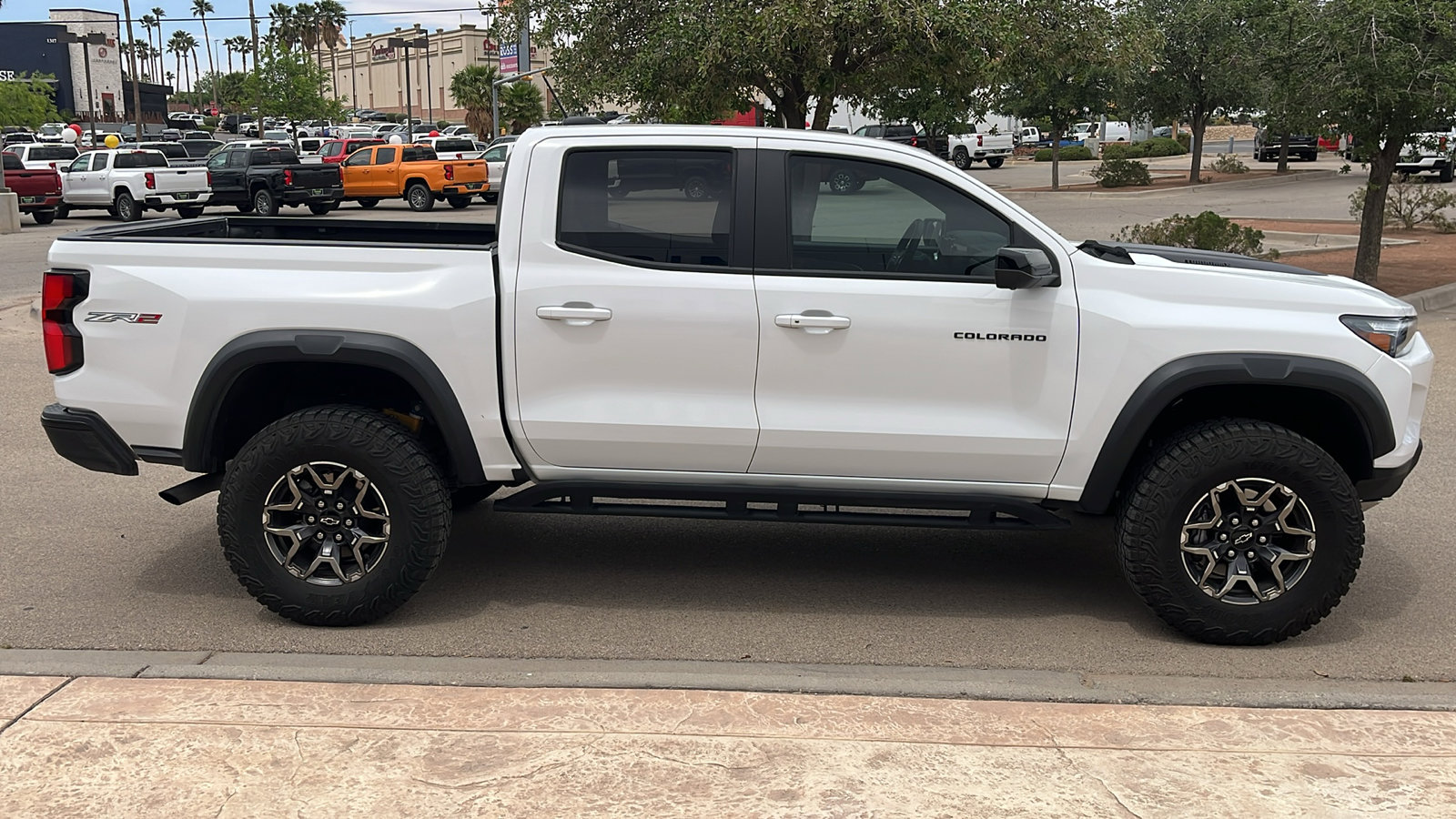Used 2025 Chevrolet Colorado ZR2 w/ Technology Package AWD/4WD image 9