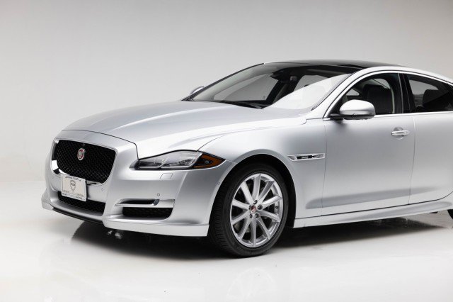 Used 2016 Jaguar XJ R-Sport image 33