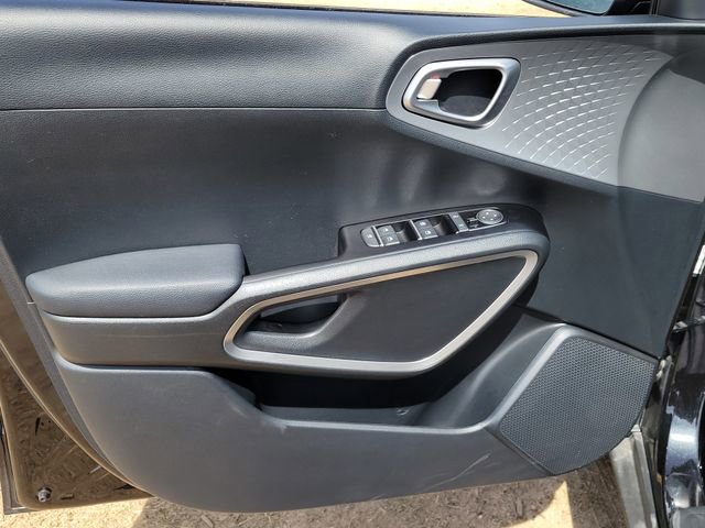 Used 2025 Kia Soul LX w/ LX Technology Package FWD image 10