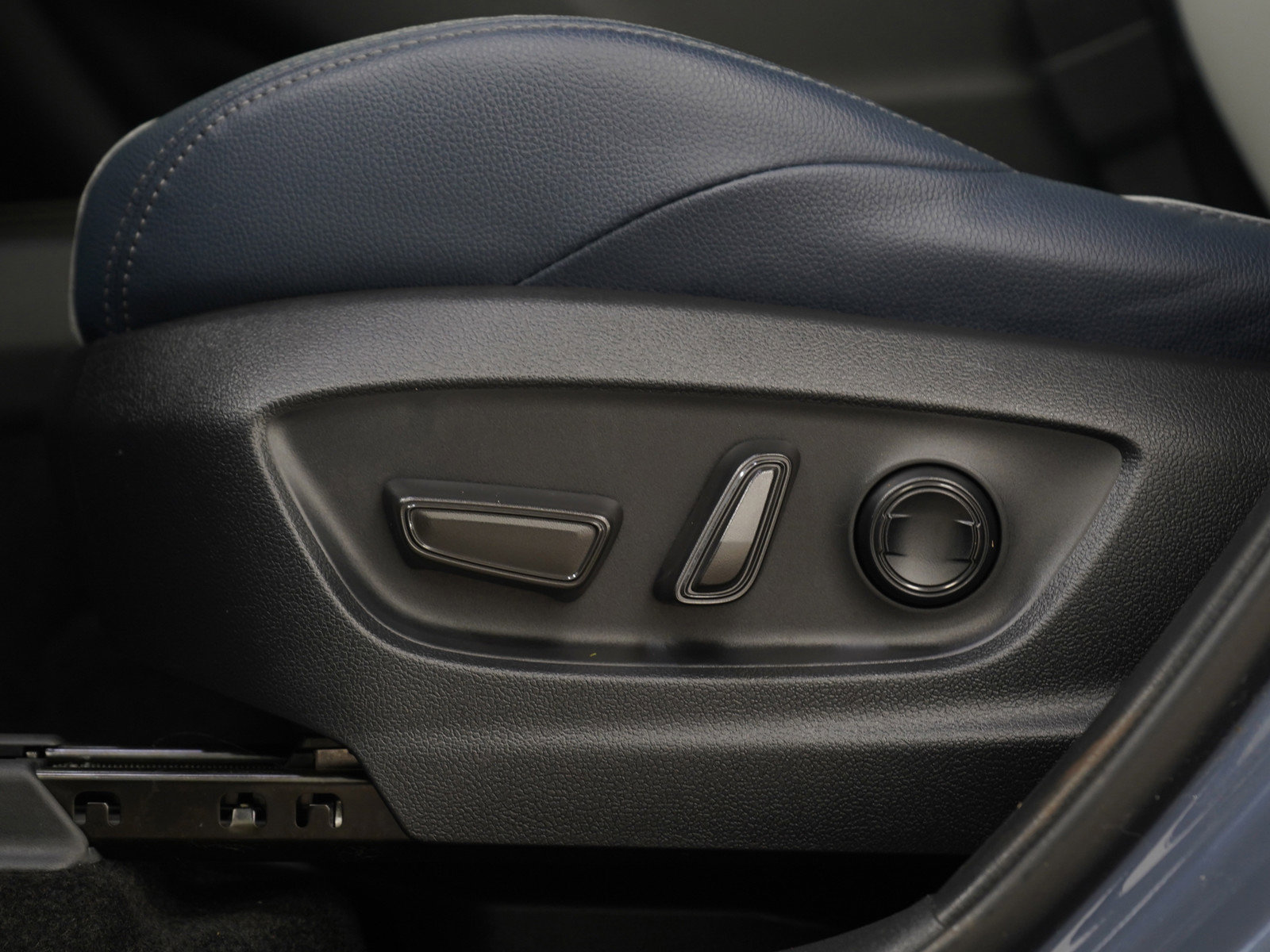 Used 2023 Subaru Solterra Limited image 23