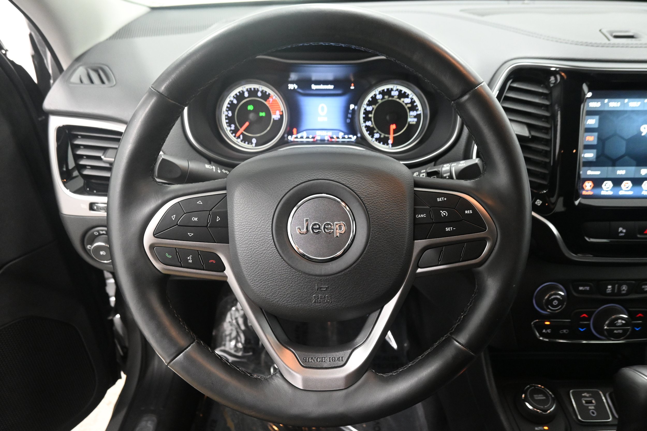 Used 2019 Jeep Cherokee Limited w/ Trailer Tow Group AWD/4WD image 8