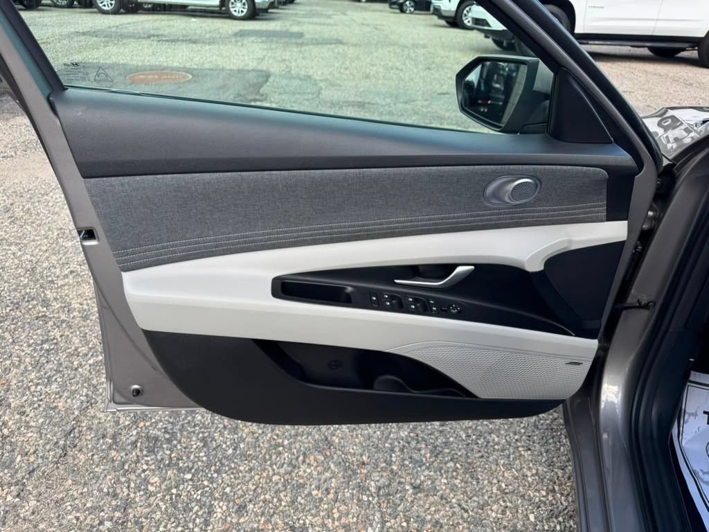 Certified 2023 Hyundai Elantra Limited FWD image 12