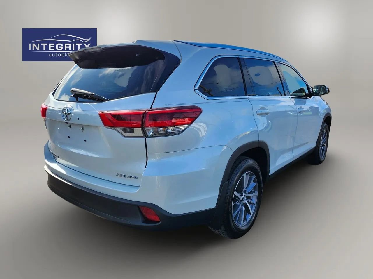 Used 2019 Toyota Highlander XLE AWD/4WD image 3