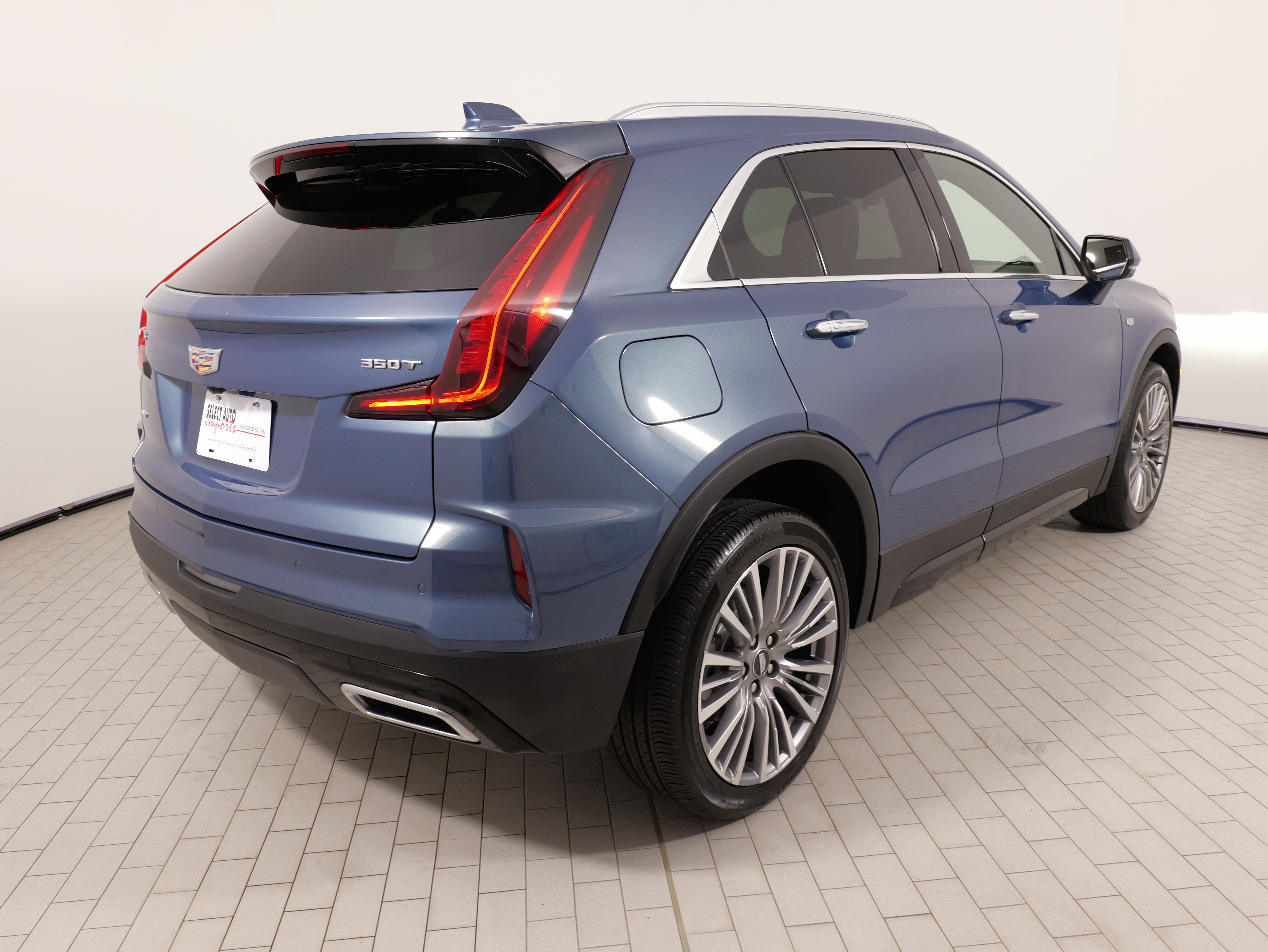 Used 2024 Cadillac XT4 Premium Luxury w/ Cold Weather Package AWD/4WD image 12