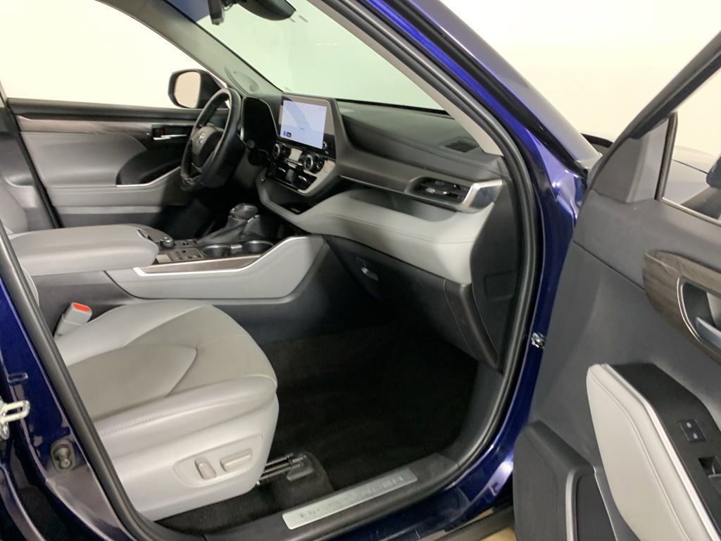 Used 2023 Toyota Highlander Limited AWD/4WD image 43