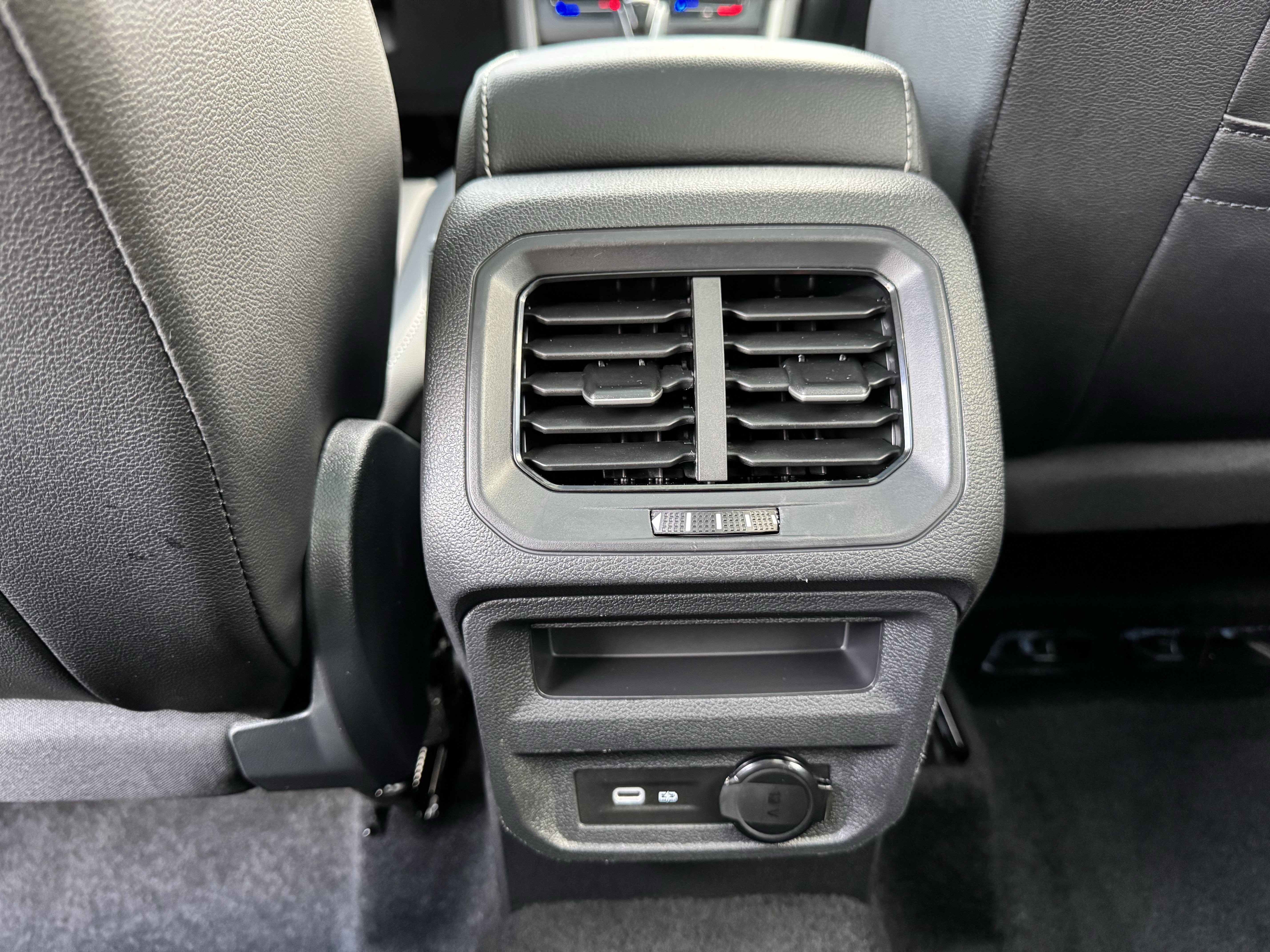 Certified 2024 Volkswagen Tiguan SE R-Line image 35