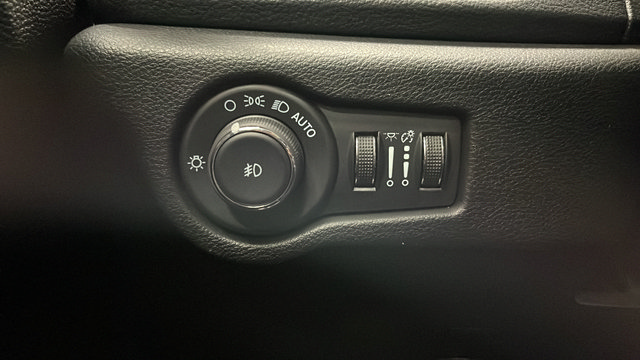 Used 2024 Chrysler Pacifica Premium FWD image 34