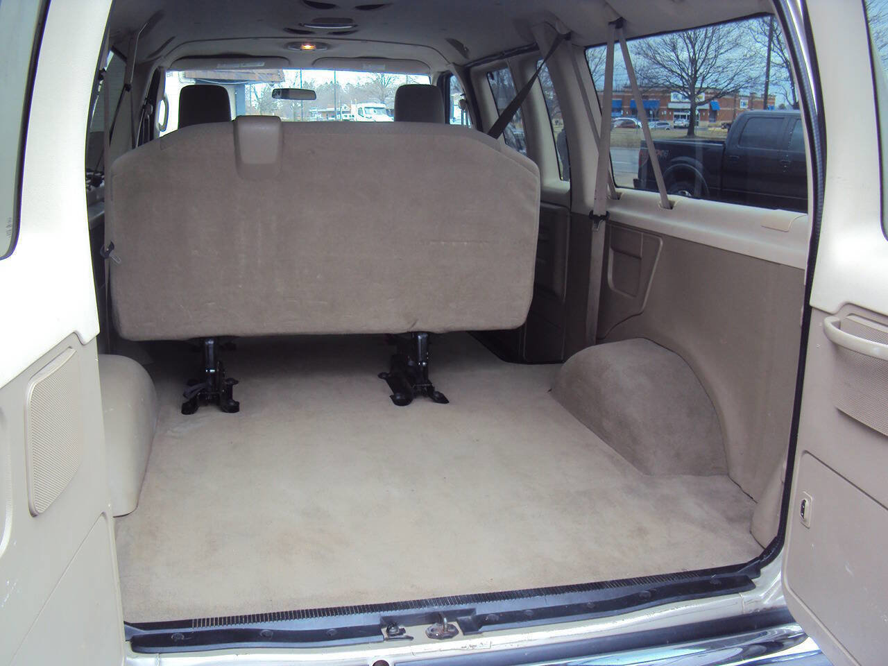 Used 2011 Ford E-150 and Econoline 150 Wagon image 19