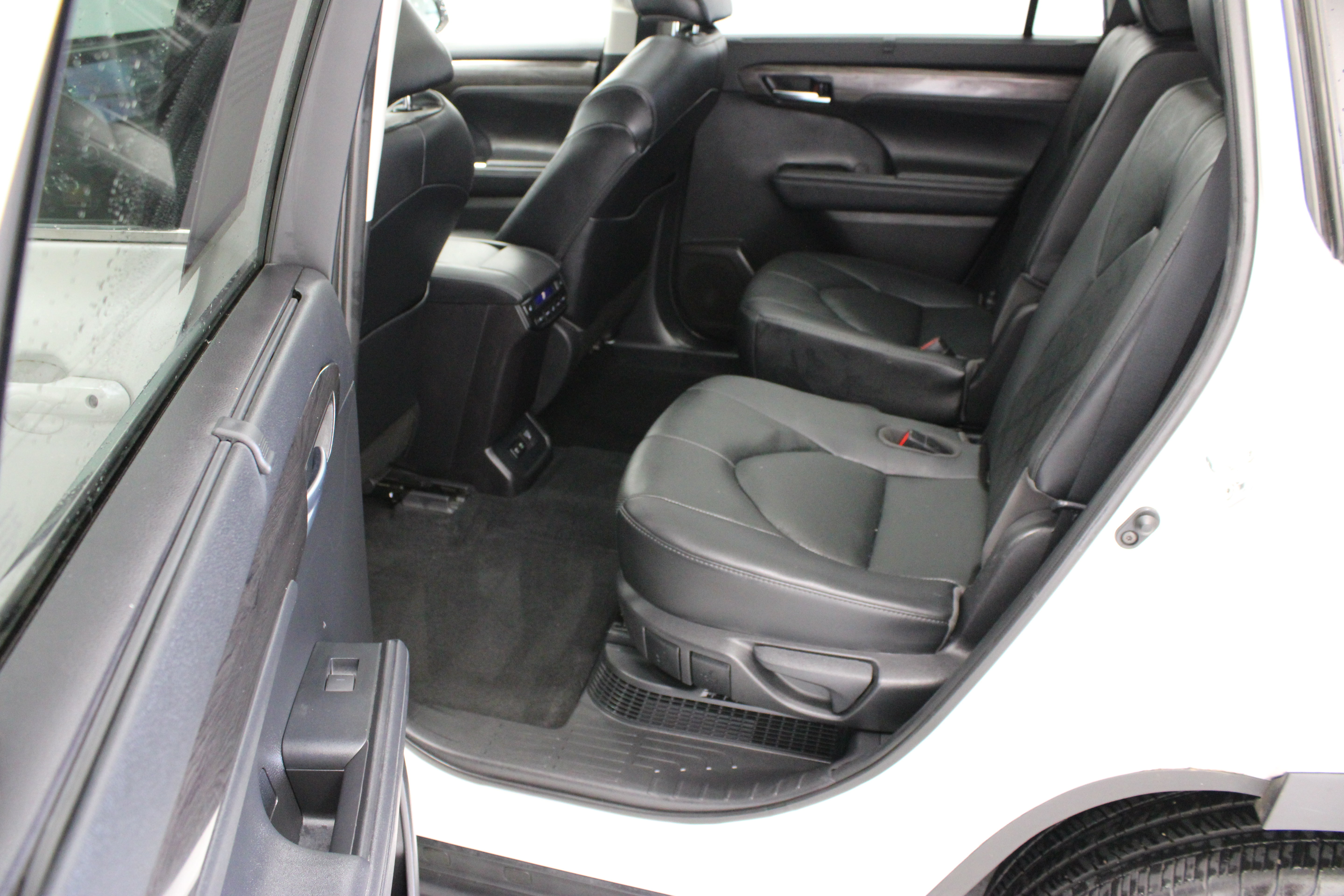 Used 2020 Toyota Highlander Platinum AWD/4WD image 32
