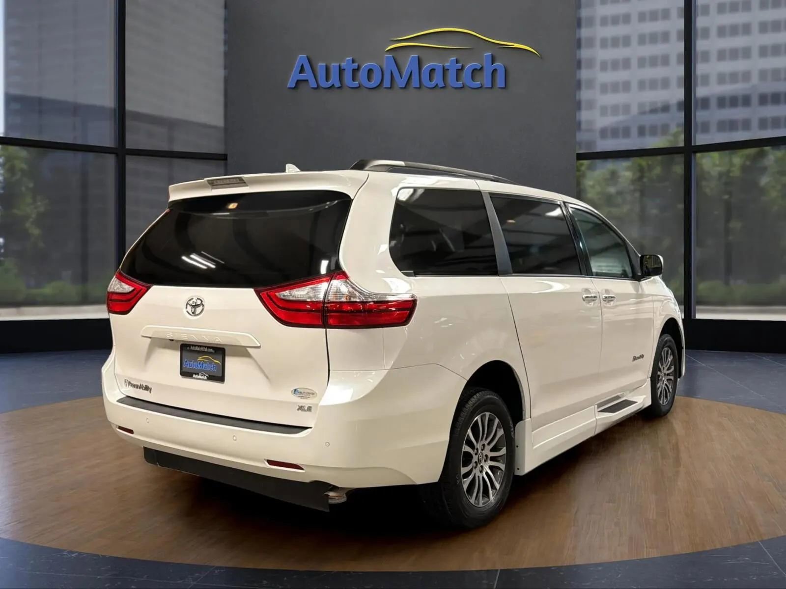 Used 2019 Toyota Sienna XLE w/ XLE Navigation Package FWD image 12