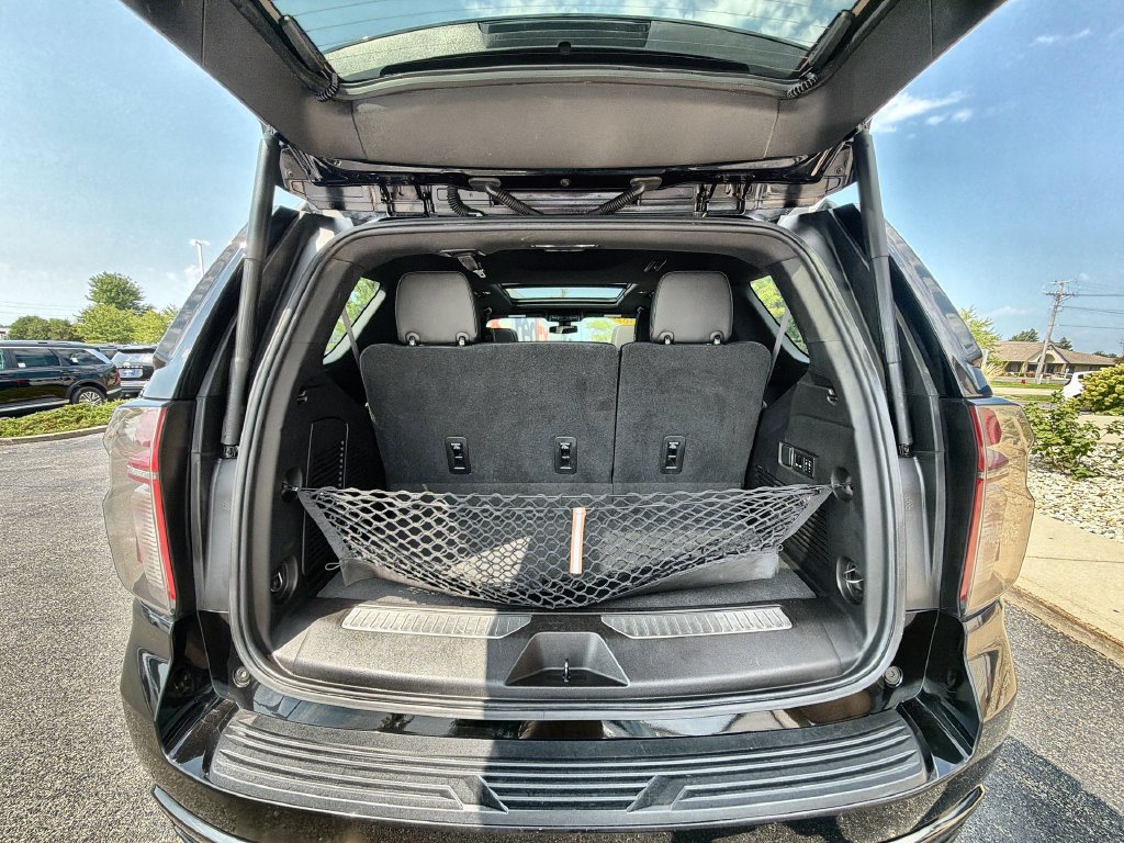 Used 2021 Chevrolet Tahoe RST w/ Luxury Package AWD/4WD image 19