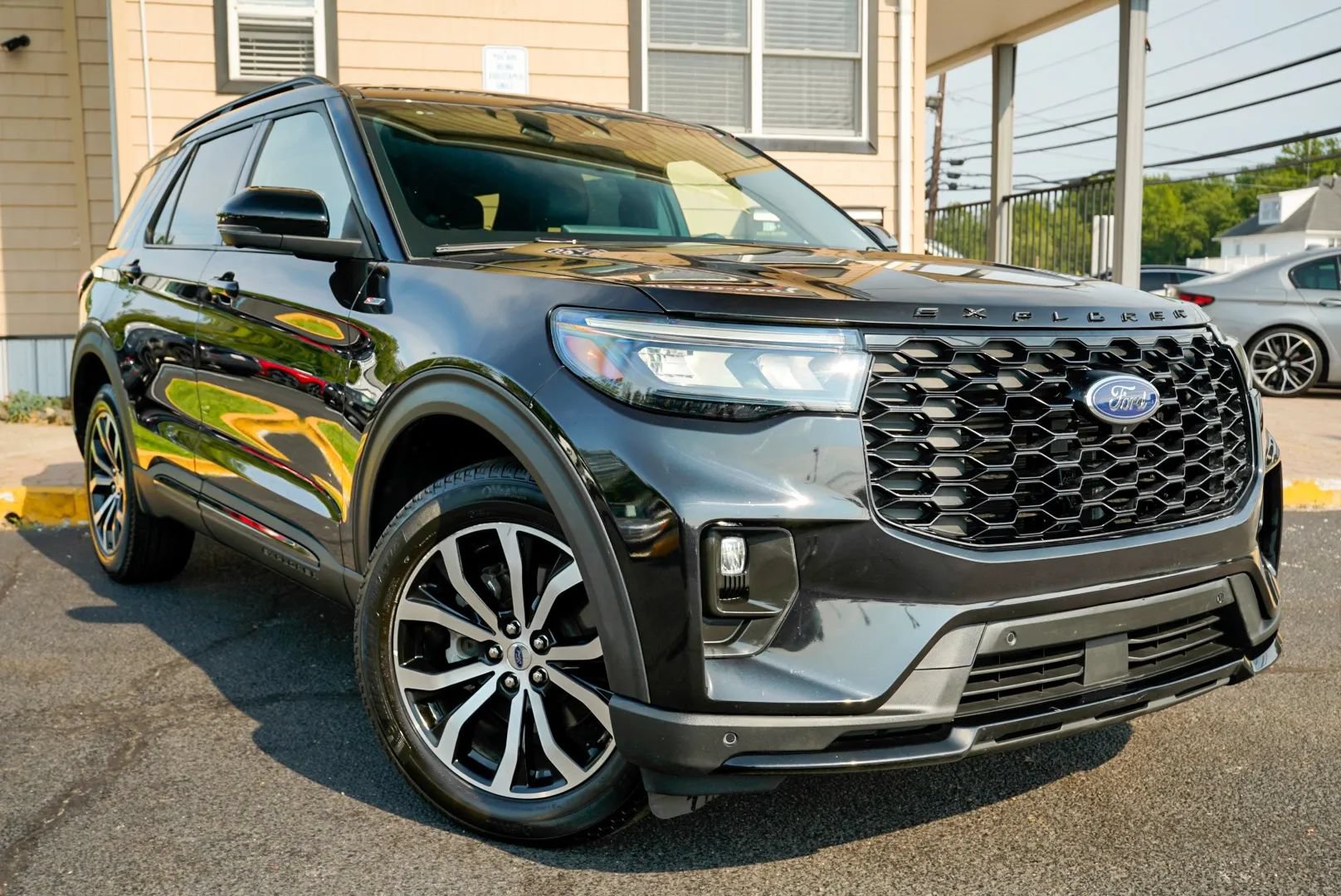 Used 2025 Ford Explorer ST-Line AWD/4WD image 3