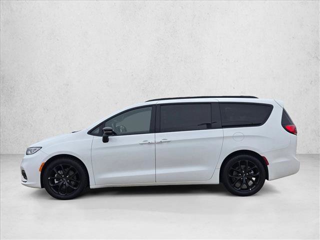 Used 2025 Chrysler Pacifica Limited FWD image 9