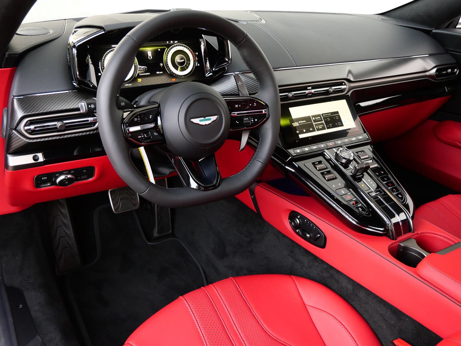 Used 2025 Aston Martin V8 Vantage Coupe RWD image 3