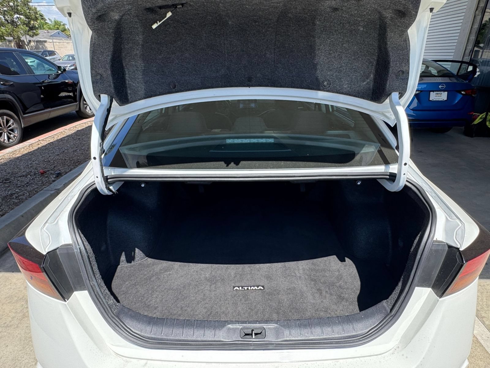 Used 2025 Nissan Altima 2.5 SV FWD image 30