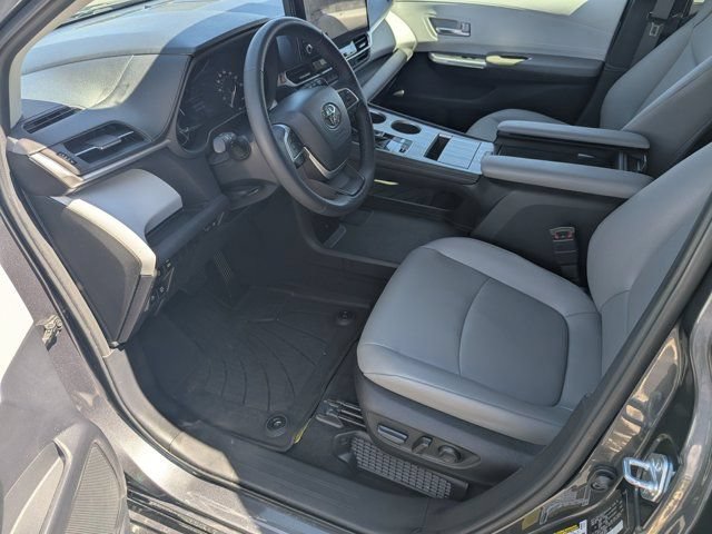 Used 2025 Toyota Sienna XLE FWD image 9