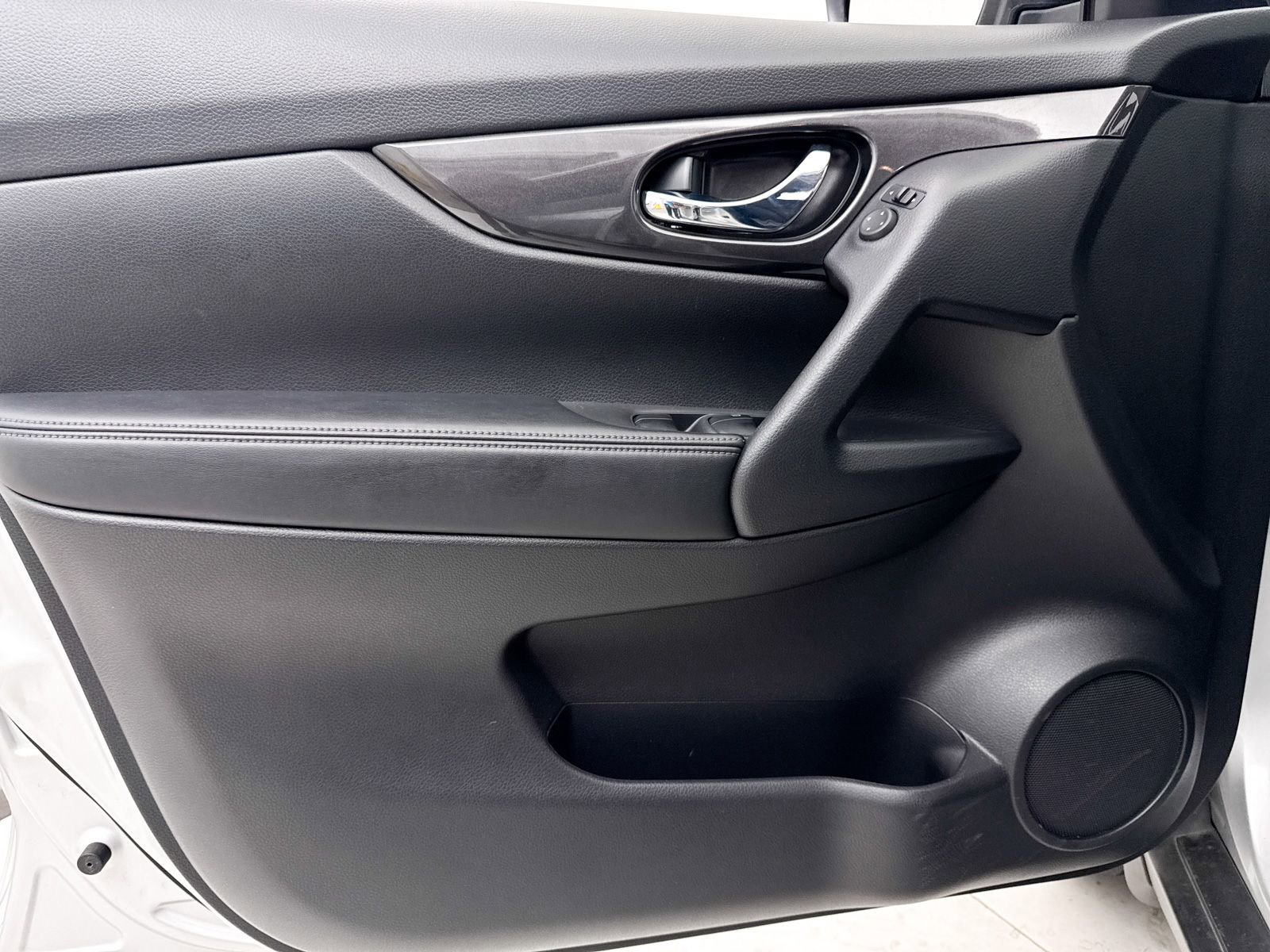 Used 2017 Nissan Rogue S image 24