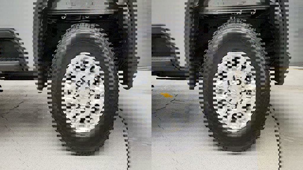 Used 2024 Chevrolet Silverado 2500 LT w/ Z71 Off-Road Package image 9