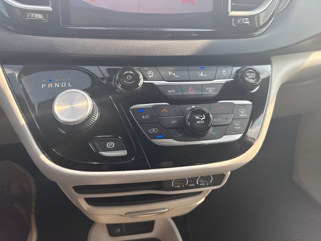 Used 2023 Chrysler Pacifica Touring-L FWD image 17