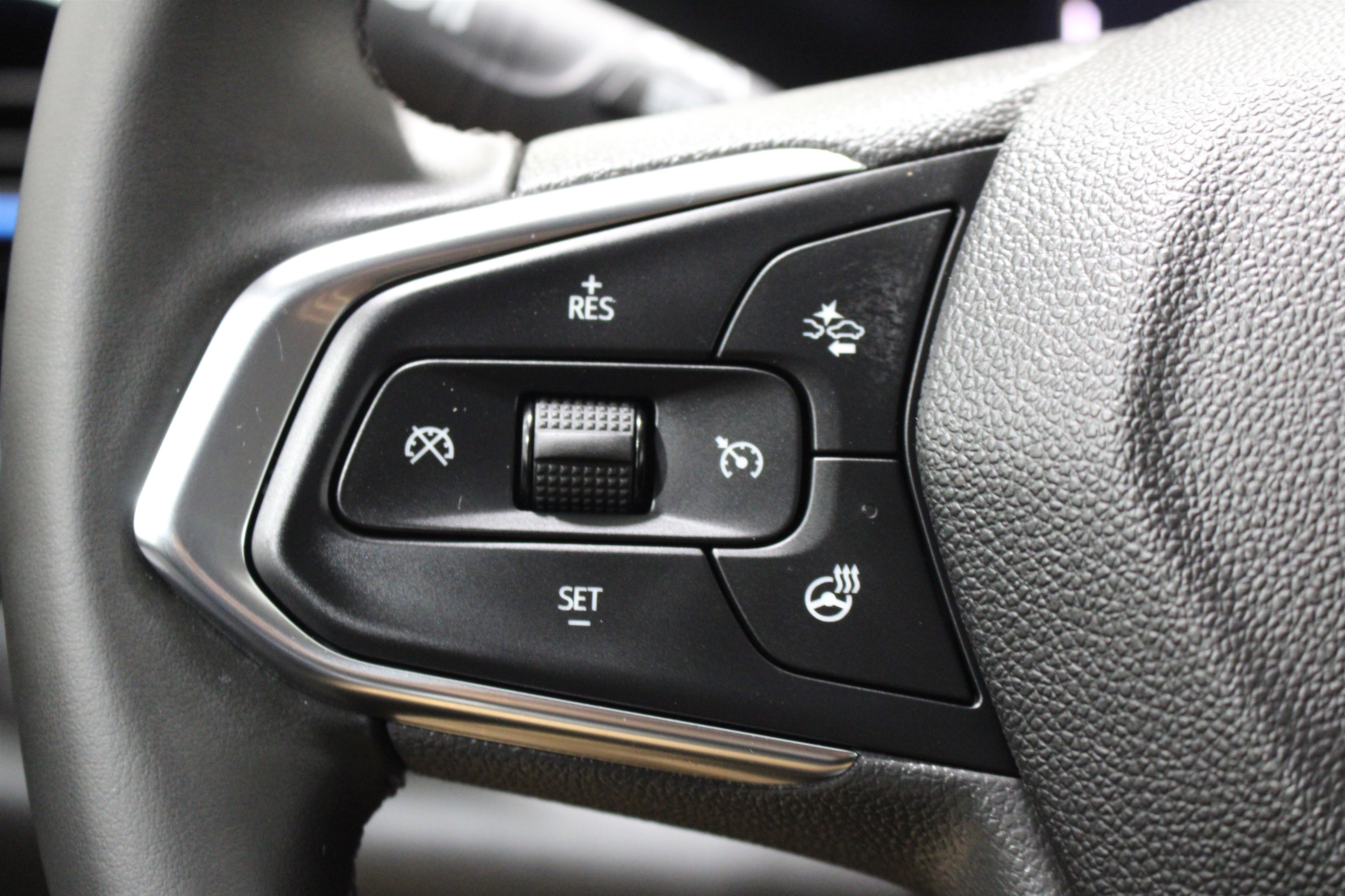 Used 2025 Chevrolet Trax LT w/ LT Convenience Package FWD image 11