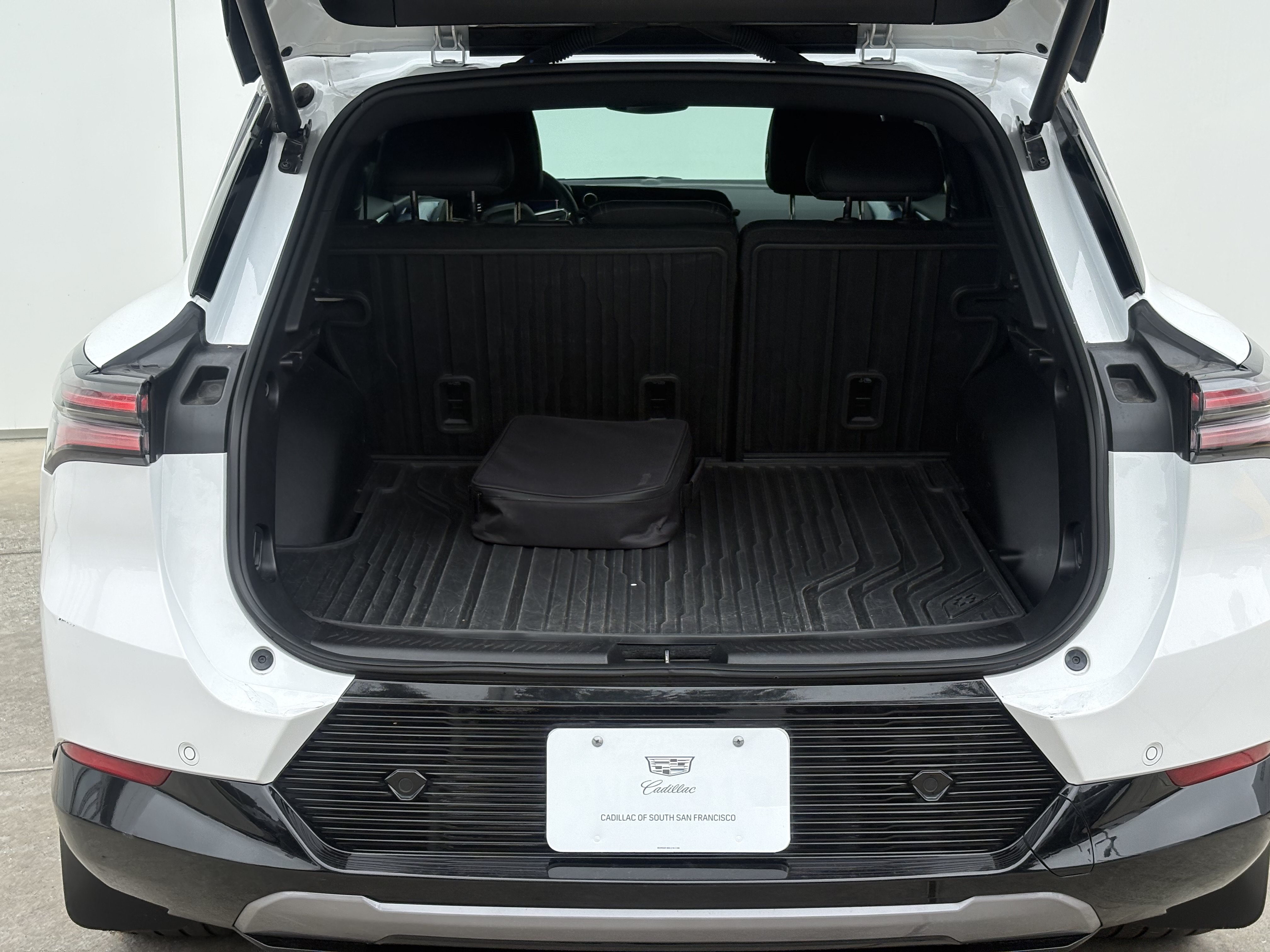 Used 2024 Chevrolet Equinox EV LT w/ LPO, Blackout Package FWD image 9