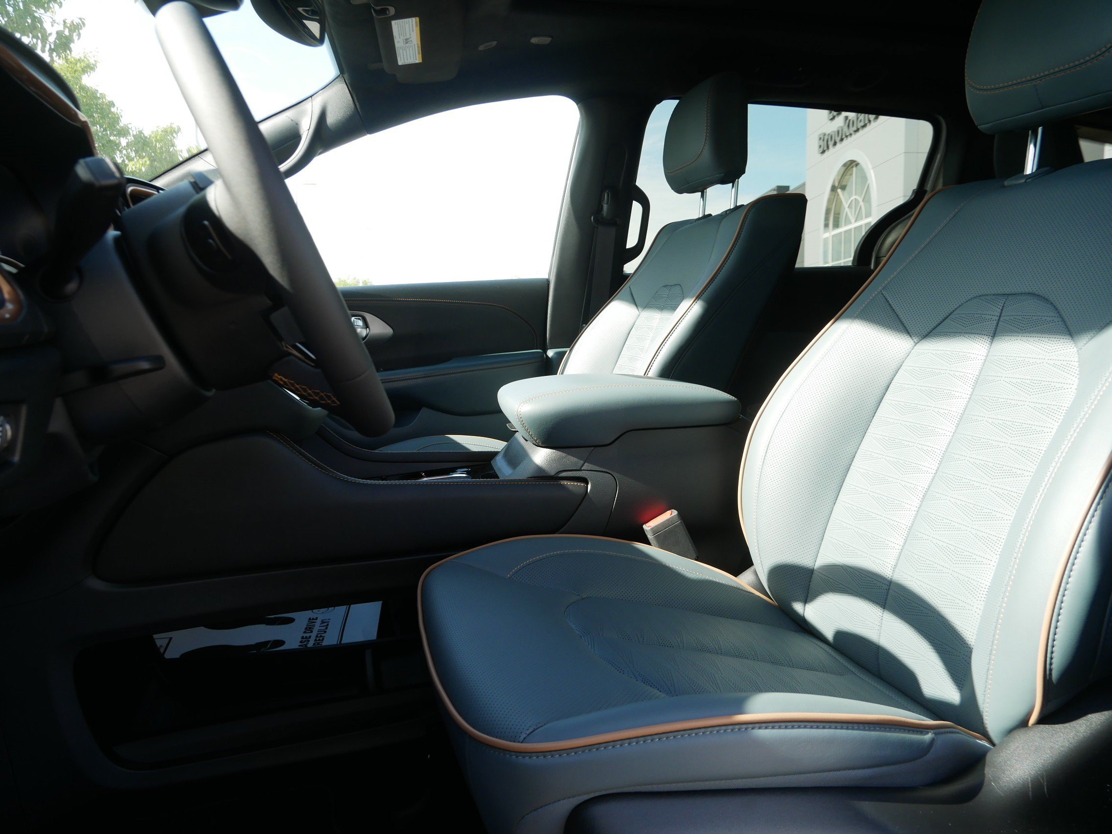 New 2027 Chrysler Pacifica Pinnacle w/ Theater Group FWD image 9