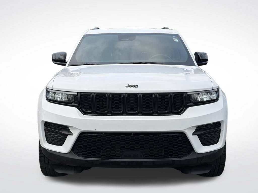 Used 2023 Jeep Grand Cherokee Altitude AWD/4WD image 3