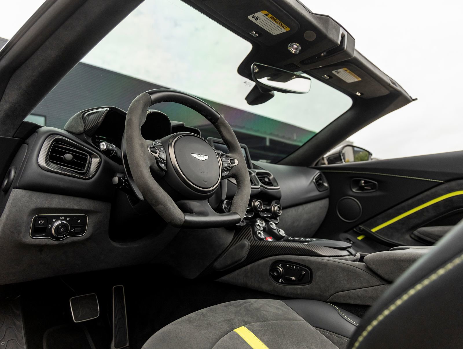 Used 2023 Aston Martin V8 Vantage Roadster RWD image 30