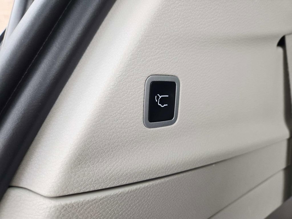 Used 2024 Chrysler Pacifica Touring-L image 16