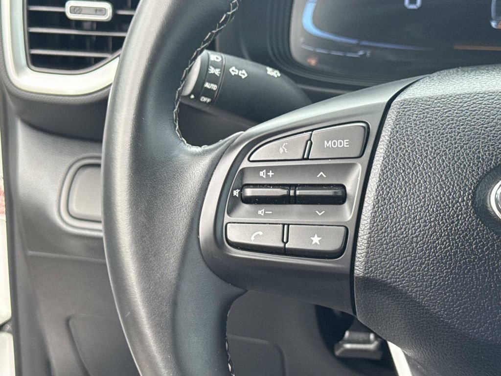 Used 2025 Hyundai Venue SEL FWD image 29