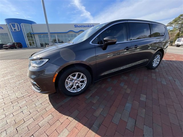 Used 2023 Chrysler Pacifica Touring-L image 10